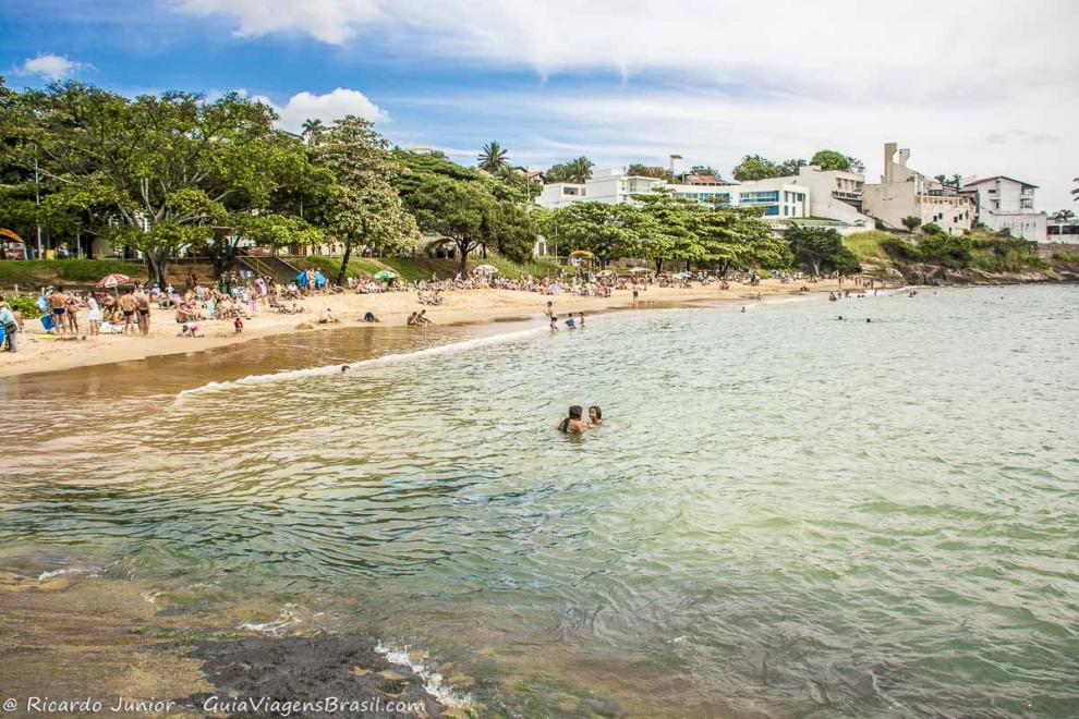 Imagem de mãe e filha nas águas calmas da Praia Ilha do Boi em Vitória.